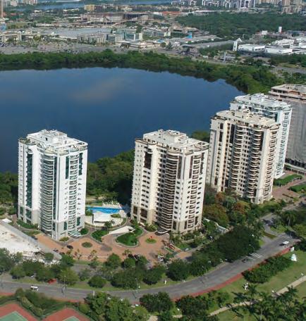 Localizado na região da Península, na Barra da Tijuca, Rio de Janeiro, e inaugurado em 2005, o empreendimento Península Green possui quatro prédios de 16 andares que formam um condomínio