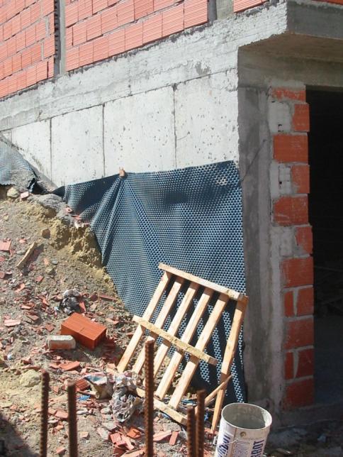 para permitir a protecção do betão contra agentes corrosivos no solo, sendo que a humidade que atravessa exteriormente é