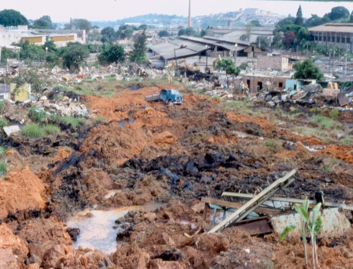 massa, que abrangem uma gama variada de denominações na literatura nacional e internacional (corrida de lama, mudflow, corrida de detritos, corrida de blocos, debrisflow, etc.