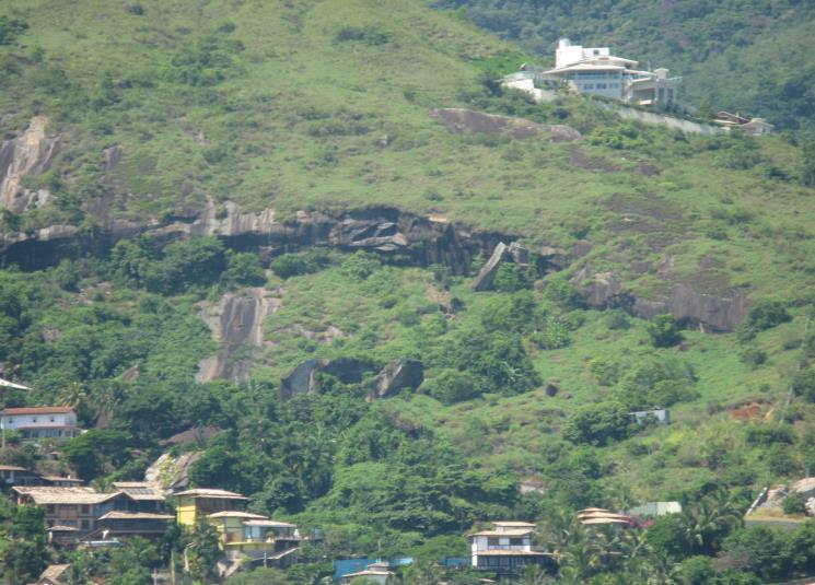 Em geral, são movimentos mais lentos que as quedas e ocorrem principalmente em taludes de corte, onde a mudança da geometria acaba desconfiando estas descontinuidades, propiciando o