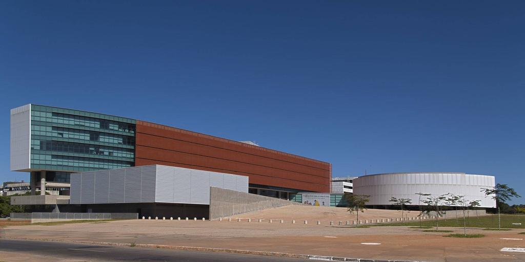 Agora vamos falar sobre a sede da CLDF, a qual está retratada na imagem seguinte: A Câmara Legislativa do Distrito Federal tem sede em Brasília, Capital da República Federativa do Brasil.