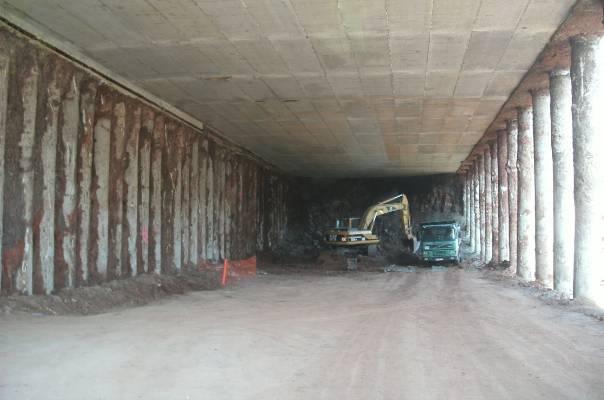 1. INTRODUÇÃO O Túnel de Benfica insere-se no IC17 (CRIL), no sublanço Buraca-Pontinha. A obra localiza-se numa zona fortemente urbanizada, na fronteira entre os concelhos de Lisboa e da Amadora.