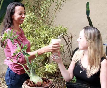 1 Na sua casa Convide seus amigos para tomar uma alimentação saudável na sua casa, para um bate-papo agradável em um horário de sua preferência e