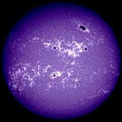 Cromosfera: a baixa atmosfera Espessura: ~2000 km Temperatura: 5.000 a 25.