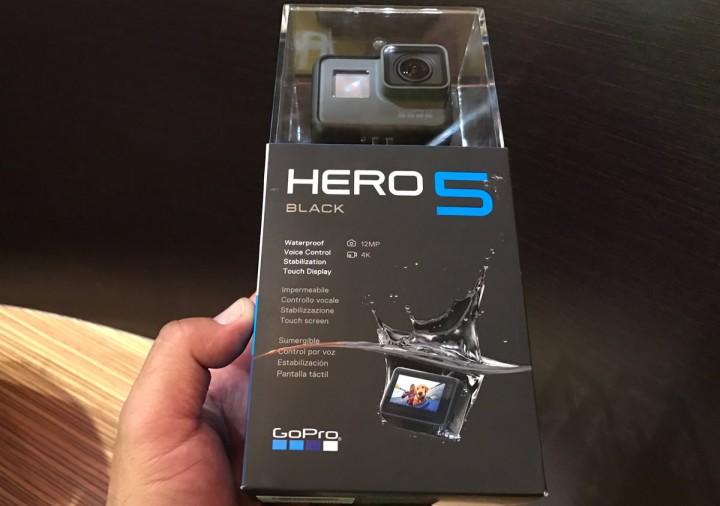 1. Na caixa Dentro da embalagem da GoPro Hero5 Black podemos encontrar o básico para iniciar as filmagens das nossas actividades.