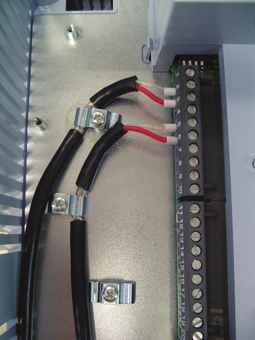 Instalação e Conexão 3 Figura 3.21 - Exemplo de conexão da blindagem dos cabos de controle 5.
