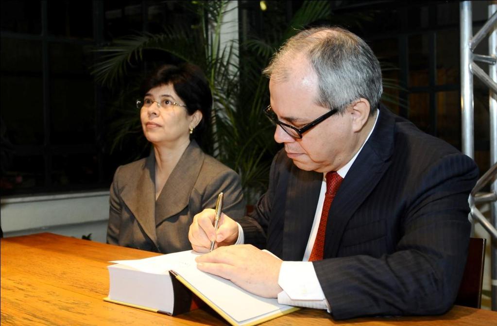 Quando o processo inexiste porque lhe falta algum pressuposto de existência, a sentença também inexiste e, por conseguinte, a coisa julgada material não se forma.