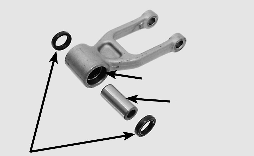 RODA TRASEIRA/SUSPENSÃO XR250 INSPEÇÃO BRAÇO DO AMORTECEDOR: Inspecione os retentores de pó, os espaçadores e os rolamentos de agulhas.