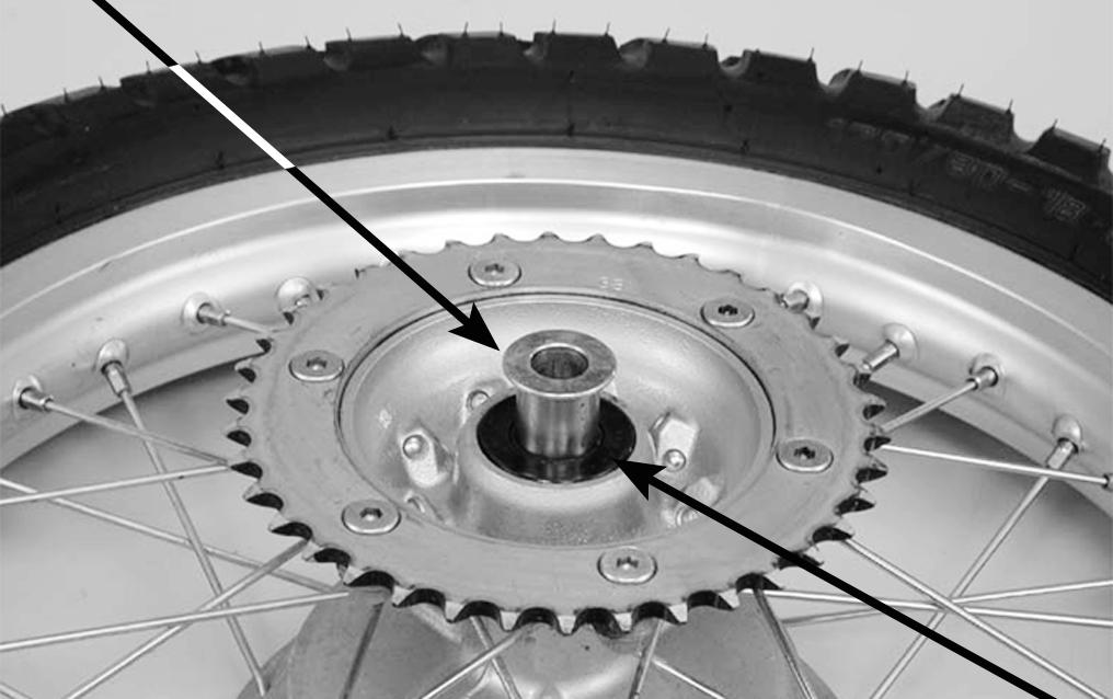 RODA TRASEIRA/SUSPENSÃO XR250 Empenamento do aro da roda Verifique a excentricidade do aro, apoiando a roda em um suporte giratório.