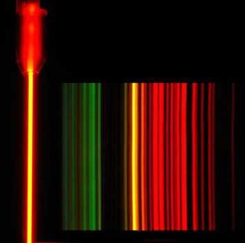 3) O espectro do hidrogêio tem uma liha vermelha a 656 m e uma liha azul a 434 m.