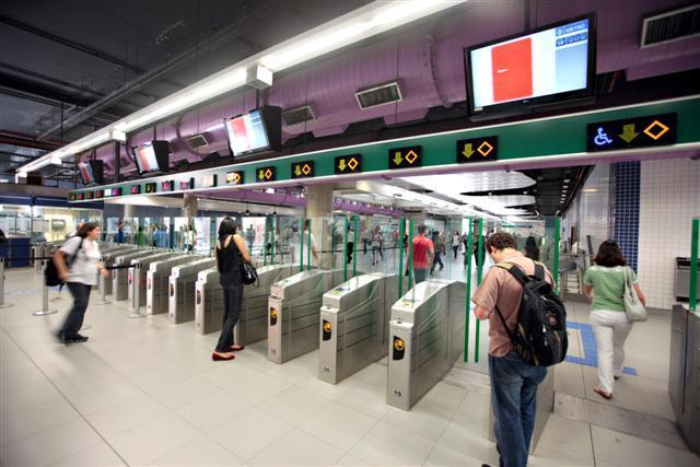 METRÔ Subterrâneo na zona central e subterrâneo, em superfície ou elevado no bairro Distância média entre estações de 700 a