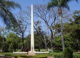 Escultura Monumento ao Imigrante Biblioteca Pública Municipal X 722172 Y - 6884419 X 722180 Y - 6884484 Obelisco de concreto, homenageando