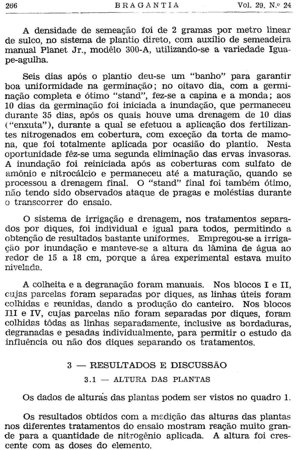 A densidade de semeaçáo foi de 2 gramas por metro linear de sulco, no sistema de plantio direto, com auxílio de semeadeira manual Planet Jr., modelo 300-A, utilizando-se a variedade Iguape-agulha.