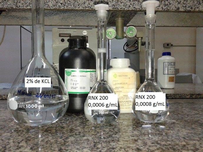 Foi utilizado o tensoativo não iônico RNX 200 nas concentrações de 6 x 10-4 g/ml e 8x10-4 g/ml, ambas abaixo da c.m.c. e em 2% de KCl preparado anteriormente (Figura 22).