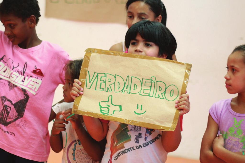 dos alimentos é orgânico e qual é convencional. Frutas e legumes orgânicos e convencionais Caixas de papelão (para colocar as duplas de alimento) Vendas, tecidos 2. Verdadeiro ou falso?