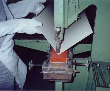 6 A conformação a frio pode ser feita através de uma dobradeira mecânica, Figura 1.
