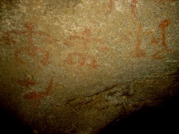 Entretanto, algumas das características gráficas 7 da Tradição Nordeste, subtradição Seridó aparecem também em grafismos rupestres localizados em sítios arqueológicos de outras regiões do Estado.