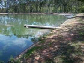 forma que parte do esgoto bruto entrava na lagoa pelo extravasor das caixas de areia sem remoção de areia e