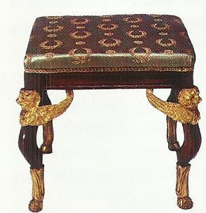 brocados, veludos, lãs, tapeçarias e sedas de tons brilhantes e cores fortes; Mesa do estilo Império baseada em motivos egípcios.