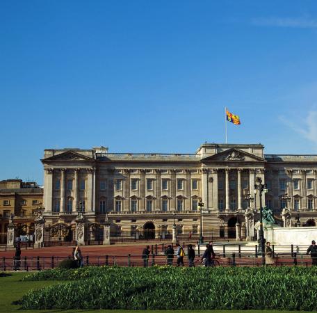 3 Buckingham Palace 18 destaques Queen s Gallery Render da Guarda Coche Real, Cavalariças Reais Fachada de Nash, Quadrangle Tapeçarias dos Gobelins Sala do Trono Retrato de Charles I e família, de