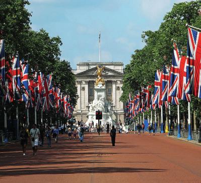 Da esquerda, no sentido dos ponteiros do relógio: O Palácio de Buckingham é a residência em Londres do monarca britânico o estandarte real vermelho, dourado e azul é hasteado quando a rainha se