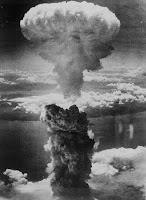 Em agosto de 1945, os Estados- Unidos lançaram duas bombas atômicas sobre as cidades japonesas de Hiroshima e