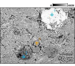 Figura 6.33: Micrografia de MEV da formulação 40M50A10CH queimada a 850ºC, na faixa de variação I de massa específica e espectros EDS dos pontos indicados sobre a imagem. Aumento: 400x.