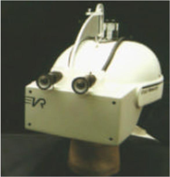 A cena real, capturada pela microcâmera, é misturada com os elementos virtuais gerados por computador e apresentadas diretamente nos olhos do usuário, por meio de pequenos monitores montados no