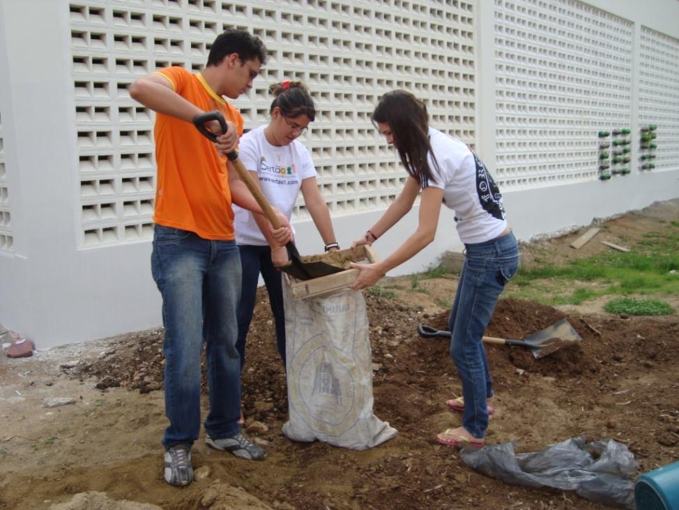 2º Levar as garrafas PET para o local desejado onde será montado de acordo com a estrutura, em seguida será realizado uma mini-oficina de