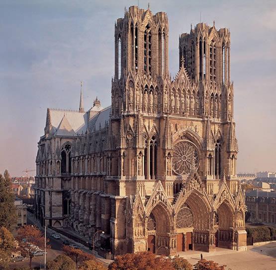 Catedral de Reims: verticalidade transparência demonstram as características do estilo gótico A arte gótica surgiu num contexto histórico muito importante: final do sistema feudal e início da criação