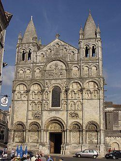 Catedral de Saint-Pierre: a decoração do estilo românico não se limitava ao interior, mas seestendia às fachadas.