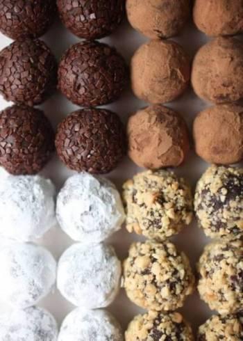 Trufas: nada de casquinha de chocolate com recheio, as trufas originais são doces com uma massinha e envoltos ao chocolate em pó ou açúcar.