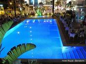 O hotel dispõe de uma piscina exterior, health club, sauna, restaurante de estilo buffet com cozinha internacional e