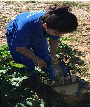 Inspeções de campo Figura 8 - Tubos e sondas componentes dos inclinômetros e unidade de leitura As inspeções de campo têm por objetivo avaliar a condição dos sistemas de drenagem de águas pluviais,