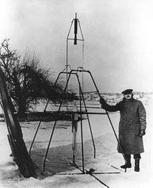 Mas foram Robert Hutchings Goddard (Estados Unidos), Konstantin Tsiolkovsky (Rússia) e Hermann Oberth (Alemanha) os pioneiros na concepção de foguetes.