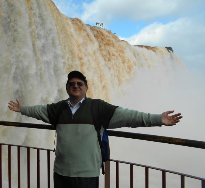 Autorul, la cascada Iguassu Cascada Iguassu, care separă Argentina de Brazilia, este de trei ori mai mare decât cascada Niagara (care separă Statele Unite de Canada) şi mai largă decât