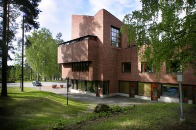A Câmara Municipal de Säynätsalo, na Finlândia em 1951, projetada por Alvar Aalto tornou-se o