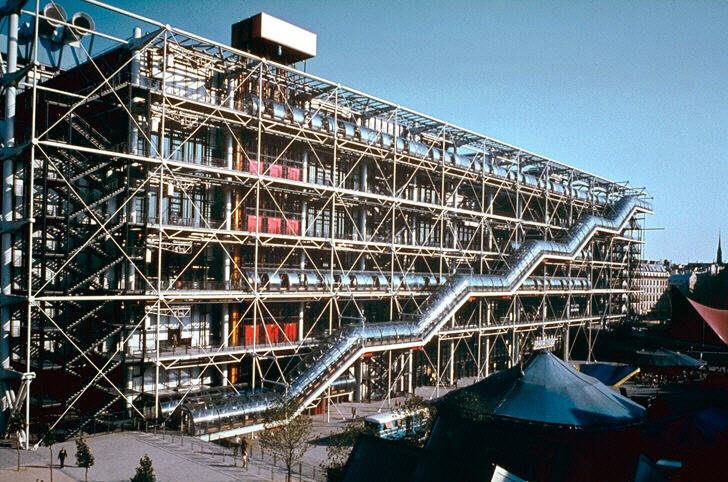 Um exemplo famoso deste tipo de arquitetura é o Centro Pompidou em