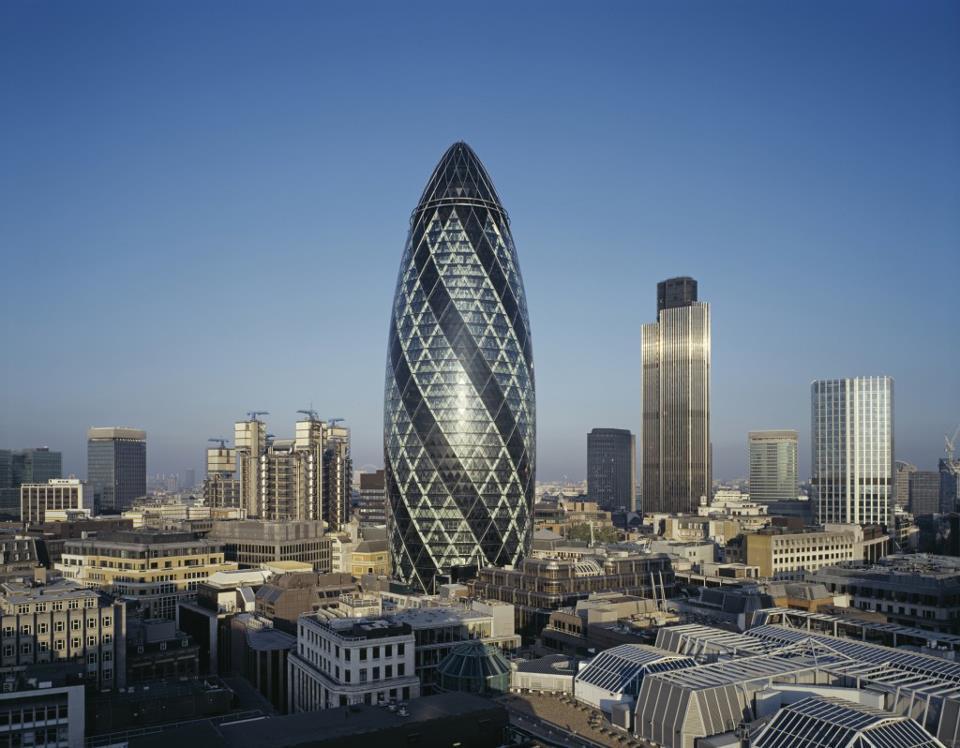 30 st Mary Axe, de Norman Foster. O destaque desse arranha-céu é uso do design e da tecnologia para reduzir custo e o impacto ambiental. O consumo de energia é até 40% menor que outros edifícios.