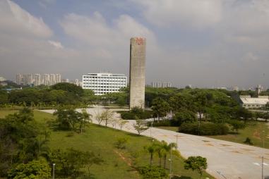 A USP A Universidade de São Paulo (USP) é uma universidade pública, mantida pelo Estado de São Paulo e ligada à Secretaria de Estado de Desenvolvimento Econômico, Ciência e Tecnologia.