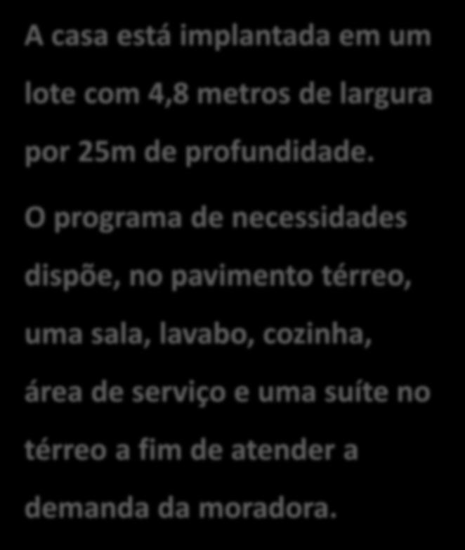 A casa está implantada em um lote com 4,8 metros de largura por 25m de profundidade.