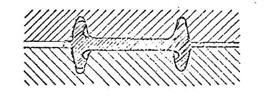 DEFEITOS DE FORJADOS Defeitos de dobra: Descontinuidade originada quando duas superfícies do metal se dobram uma contra a outra; Preenchimento parcial devido ao canto vivo; Resfriamento localizado e