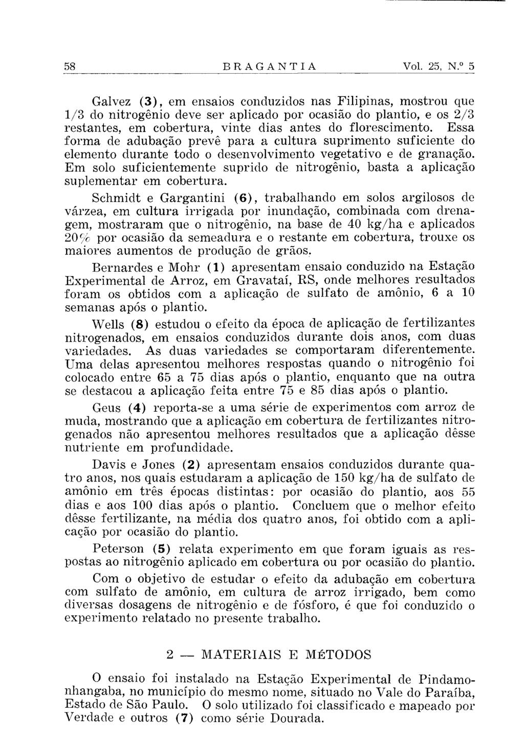 Galvez (3), em ensaios conduzidos nas Filipinas, mostrou que 1/3 do nitrogênio deve ser aplicado por ocasião do plantio, e os 2/3 restantes, em cobertura, vinte dias antes do florescimento.