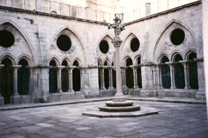 Foi iniciado em 1385, para o qual a Câmara do Porto no auge patriótico da batalha de Aljubarrota concorreu para o seu esplendor com mil pedras lavradas