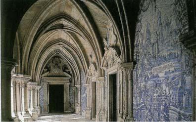 O claustro, com porta de acesso na nave do lado da epístola, tem alas contraforta das e arcaria quebrada.
