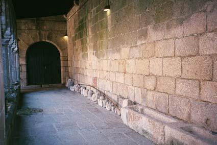 simples chanfros, suportada por colunas oitavadas e de capiteis não decorados. Fig. 3.