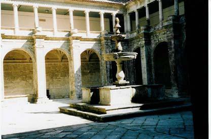 O claustro é constituído por alas com 5 arcos plenos, reforçados no exterior por pilares quadrangulares jónicos, encimados por um