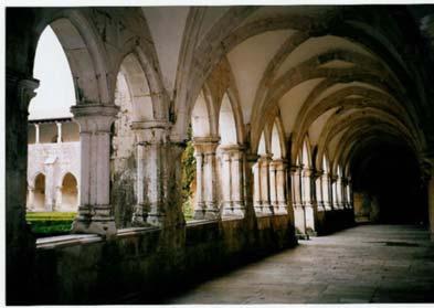 Bastante mais pequeno que o claustro principal, o de D. Afonso V foi levantado encostado àquele.