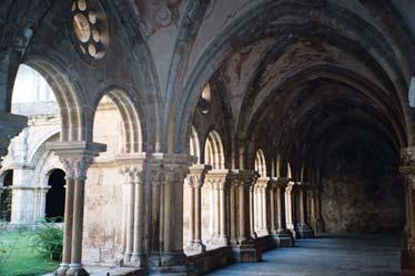 As abóbadas ogivadas e reforçadas com arcos torais, cobrem as quatro galerias, cada uma de cinco arcos subdivididos em dois de volta plena e separados por pilares com colunelos
