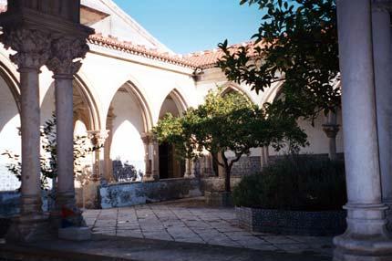 O Claustro do Cemitério foi o primeiro a ser construído, por decisão do Infante D. Henrique, é uma bela construção gótica, quatrocentista, do arquitecto Fernão Gonçalves.